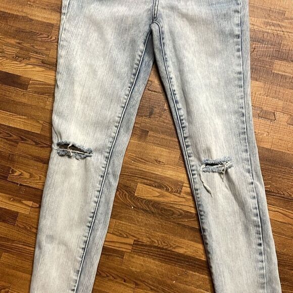 Bullhead women’s midrise skinniest ankle light wash distressed jeans. Size 27. - Picture 3 of 8